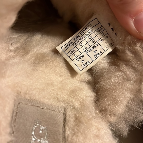 Ugg Aira Sunshine Perf Slippers in Seal, women’s size 6 - Picture 8 of 16